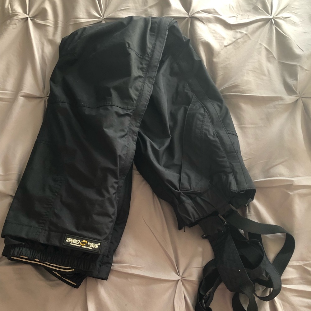 Ladies black ski/snowboard pants with suspenders